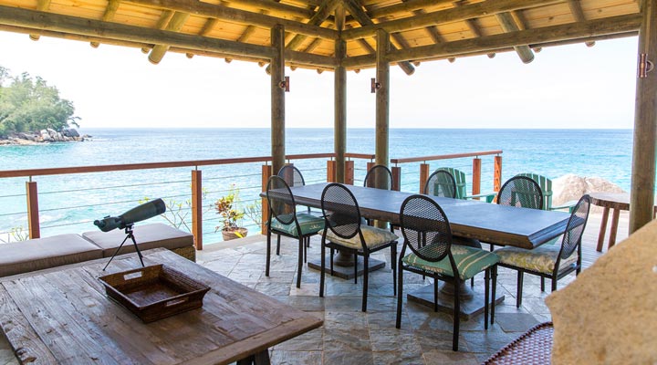 Villa-Seamonkey-Decks-Eat-Lunch-Table-Bord