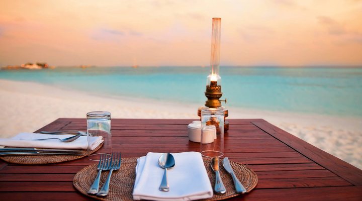 Vilu-Reef-Beachdinner-Food-Table