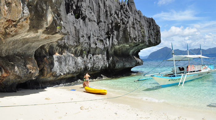 el-nido-boat-beach-philippi_4-1