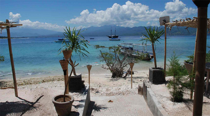 gili-trawangan-roads-beach-_4