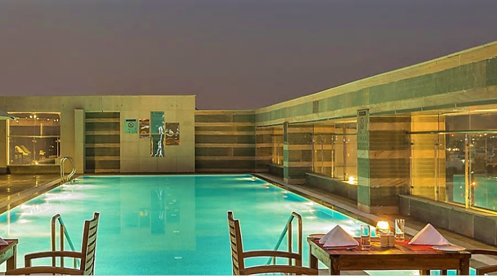 indien-holiday-inn-jaipur-pool-indcen-resor