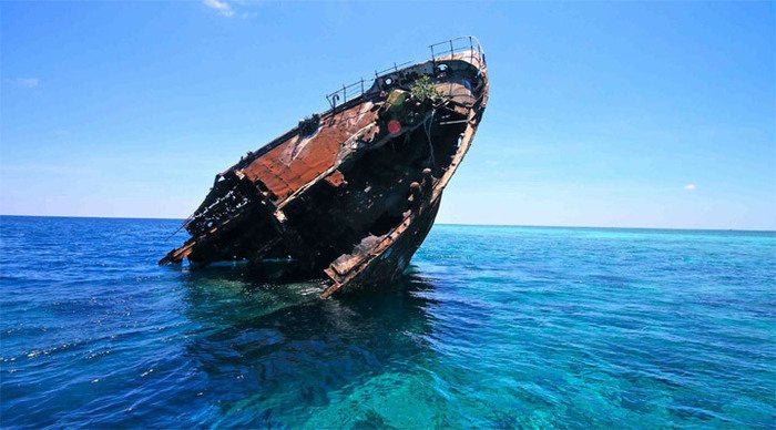 kuredu-shipwreck-maldives_4