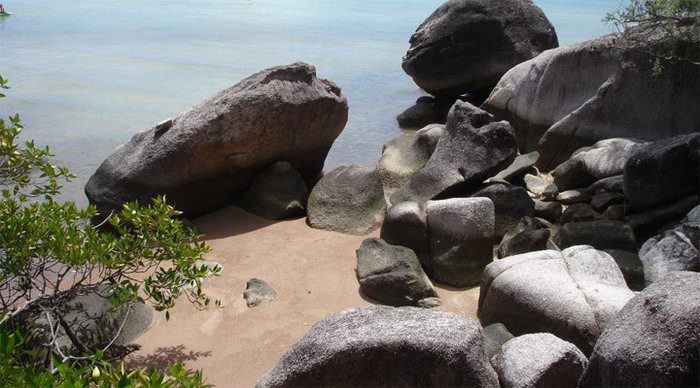 montra-rocks-koh-tao_4-1