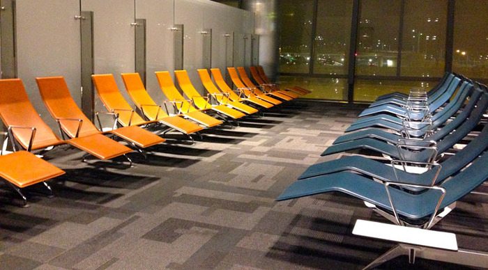 qatar-airways-hamad-airportchairs_4