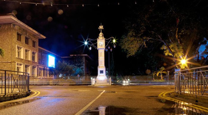 seychellerna-mahe-clocktower-night_4-3