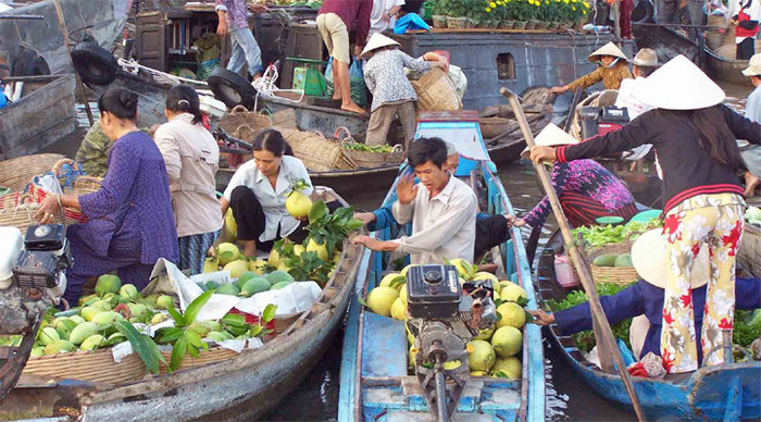 vietnam-cai-be-floating-mar_4